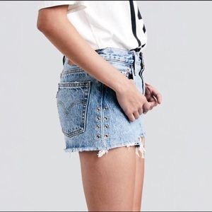 501 Levi’s Light Wash w/ Grommet Detail